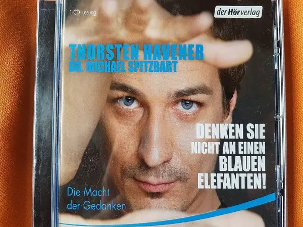 DENKEN SIE NICHT AN EINEN BLAUEN ELEFANTEN