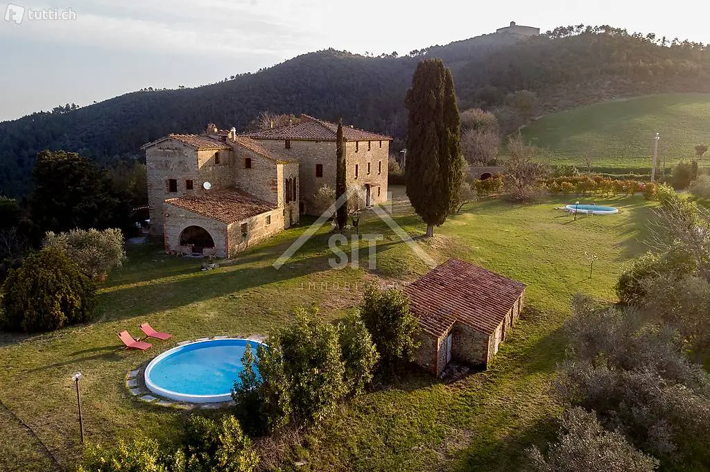  9406 Eccezionale casale nel cuore della Toscana