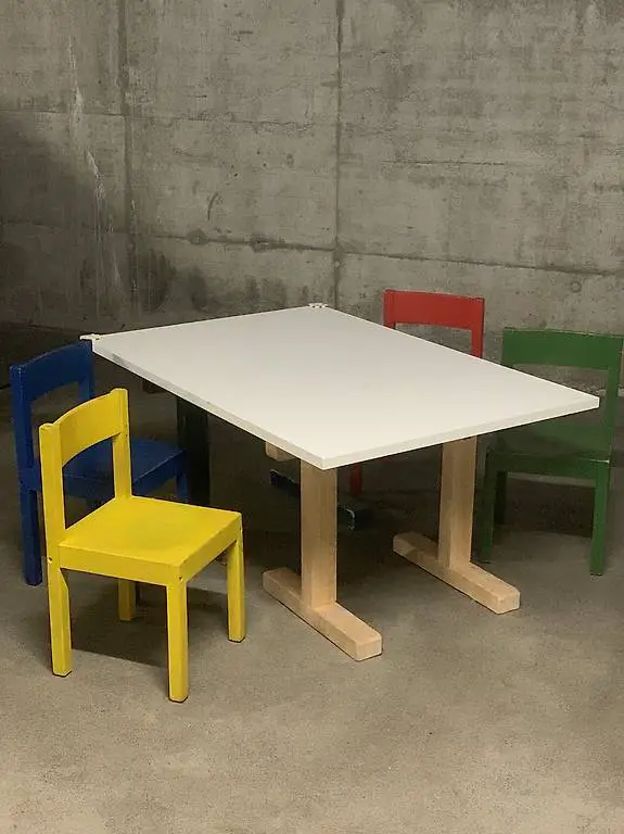 Kindertisch mit 4 Stühlen, bunt gemischt und super Zustand