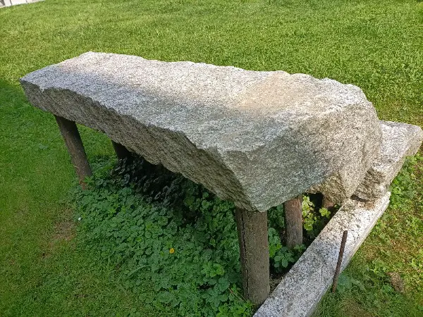 Blocktritte aus hellem Tessiner Gneis für den Garten