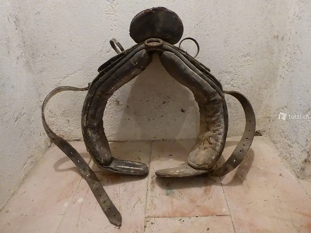 Pferdekumet Pferdezuggeschirr aus Leder, antik