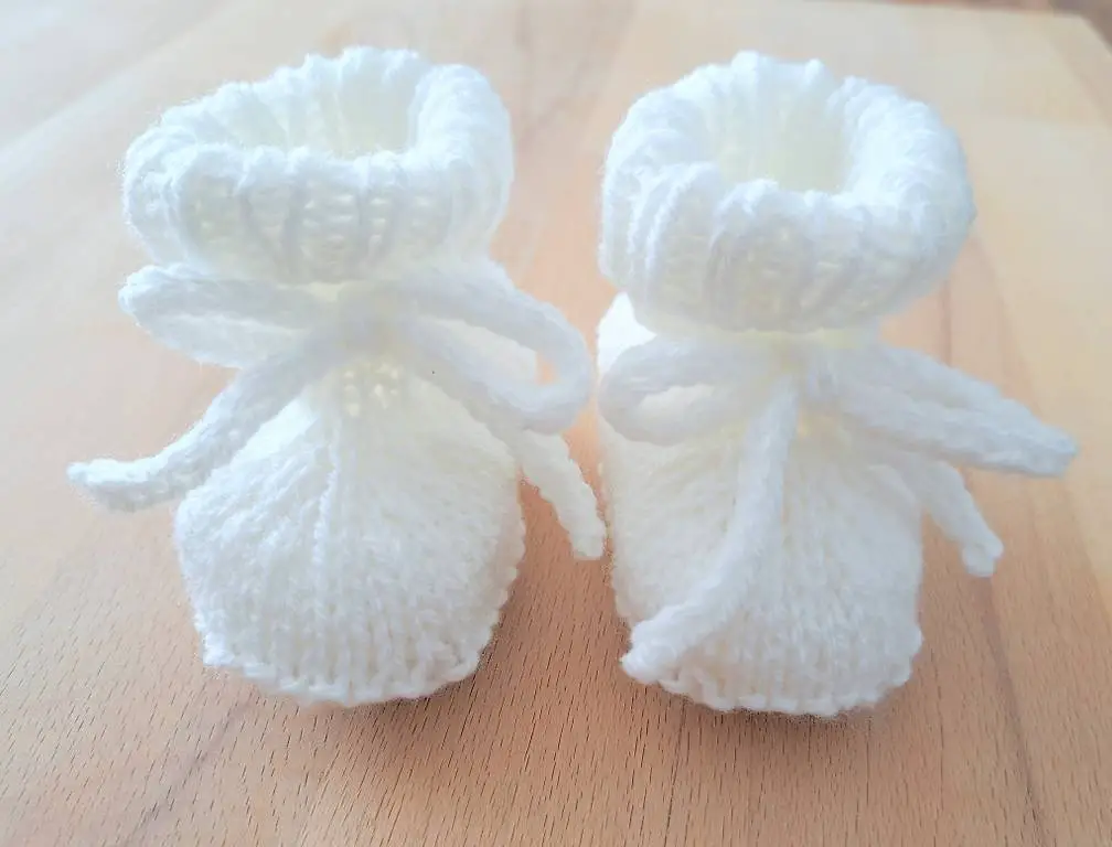 Herzige handgestrickte Babyfinken