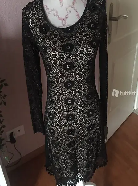 Neues Spitzenkleid aus Boutiqueauflösung M