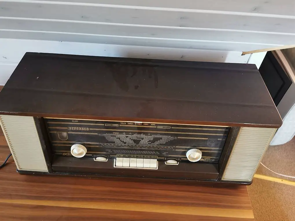 Antikes Röhrenradio