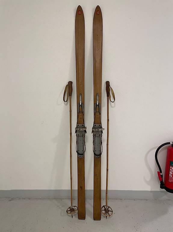 Ski (Nr. 53) , Holzski von ca. 1950 mit Stöcken