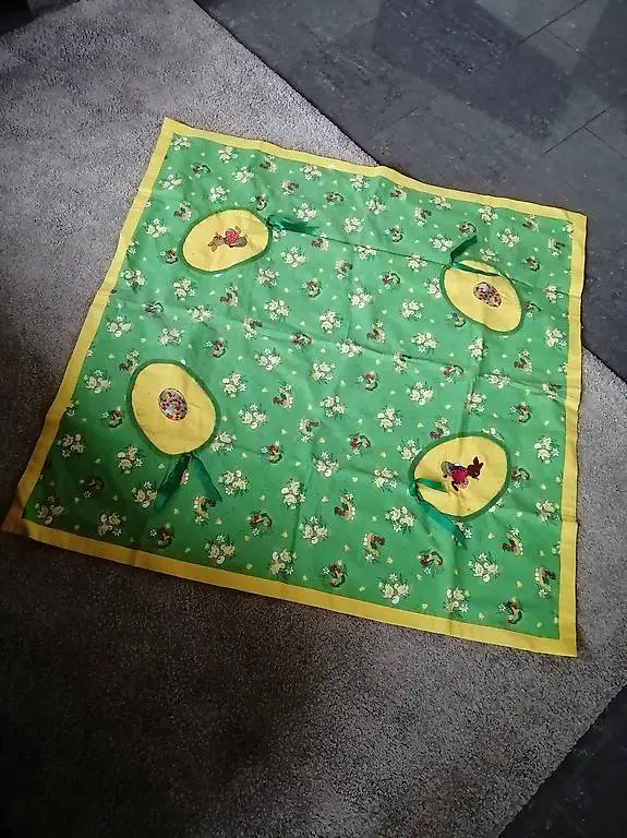 Schöne selbstgenähte oster tisch - decke