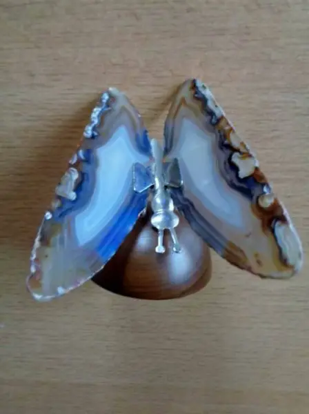 Schmetterling/Sommervogel auf Holzsockel