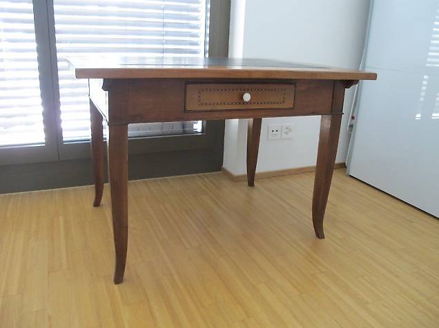 Antiker Holztisch mit Schiefereinlage