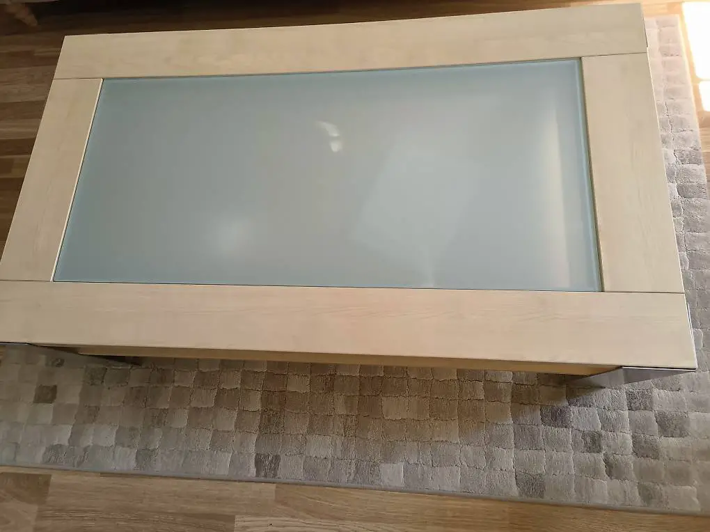 Wohnzimmer Tisch mit Glasplatte