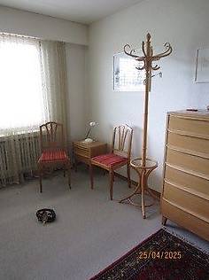 Kleiderständer mit 2 Stühlen