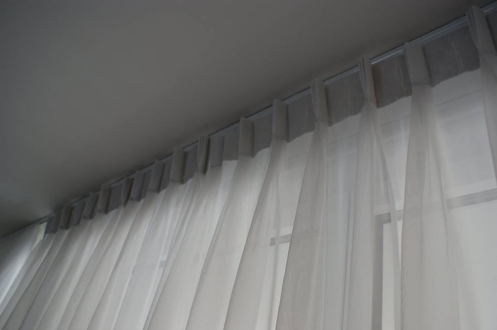 4 Stück sehr schöne weisse Vorhänge, Möbel Pfister