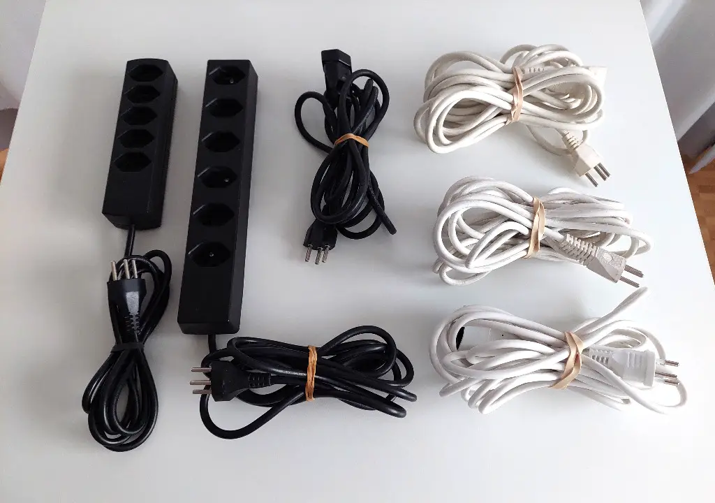 2 Stück Steckdosenleisten + 4 Stück Verlängerungskabel