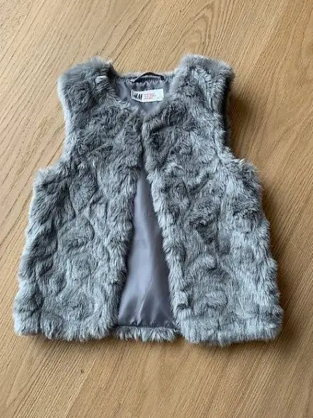 Graues Gilet aus Fellimitat Grösse 116