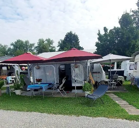 Wohnwagen auf Jahresplatz mit Überdachtem Vorzelt