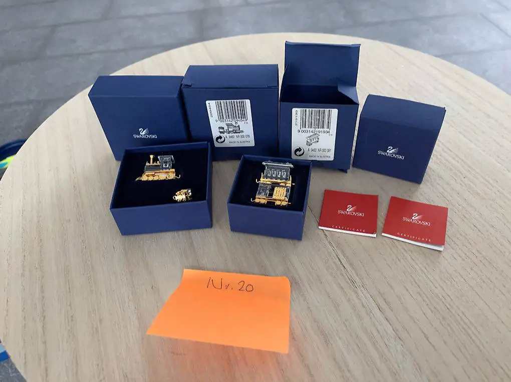 Swarovski Zug sei Personenwagen, Güterwagen und Lok 2003