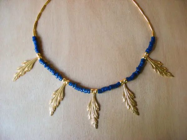 Collier tour de cou avec des fioritures de petites feuilles
