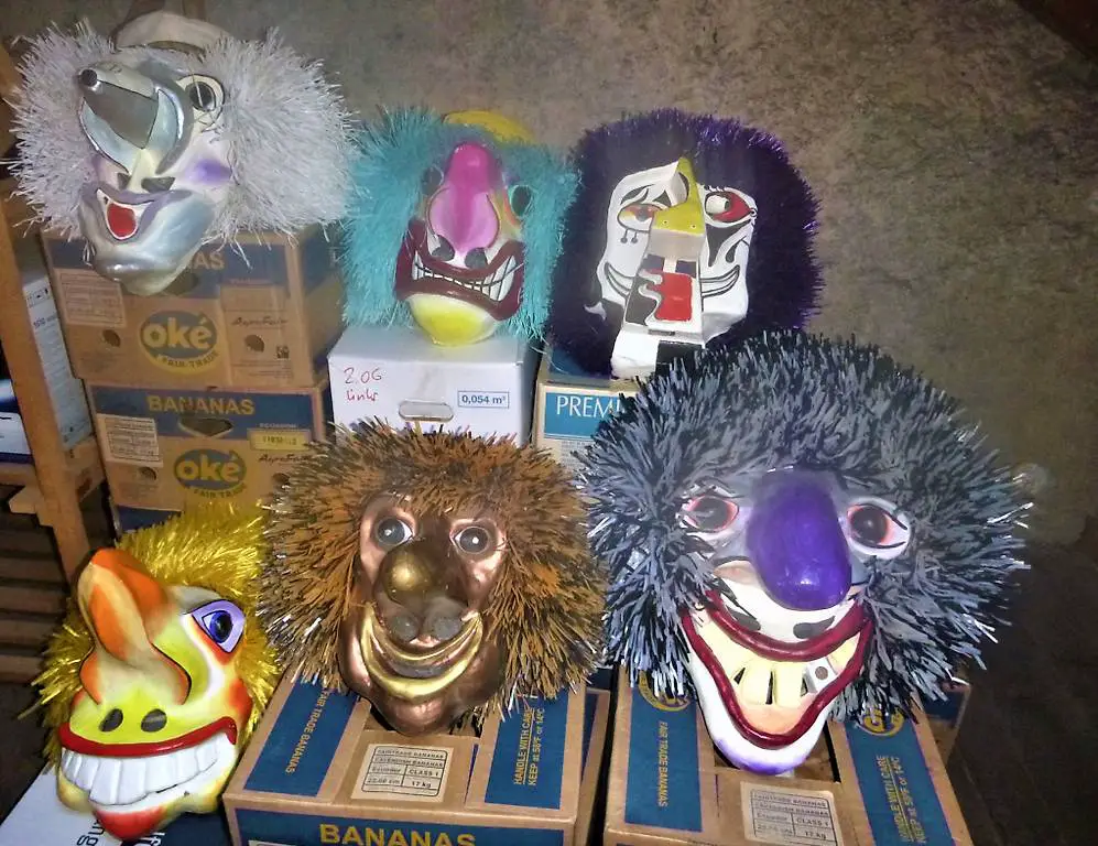 Diverse Fasnachtslarven mit Kostüme