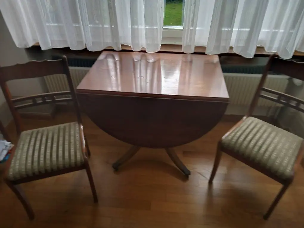 Tisch mit 6 Stühlen