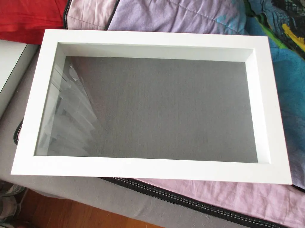 Neuer weisser Schmuckkasten, ideal für den Markt