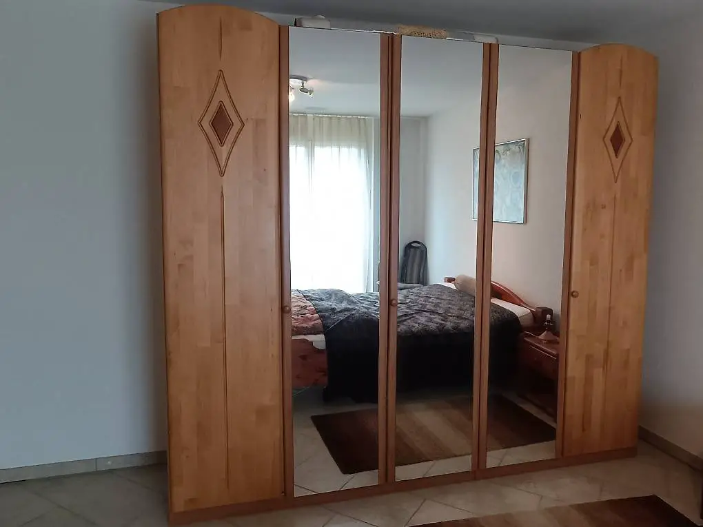 Wunderschöner 5-türiger Spiegel-Schrank