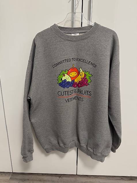 Vetements Unisex Pullover "cutest Of The Fruits" Grösse S