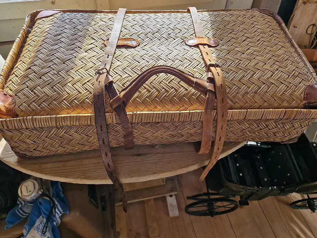 Koffer Truhe Kiste Deko mit Lederriemen