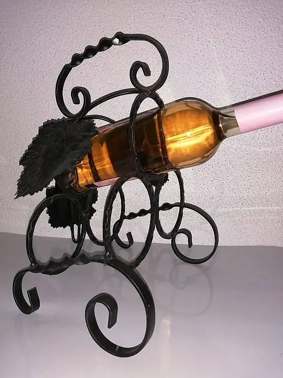 Metallständer für Wein. Vintage.