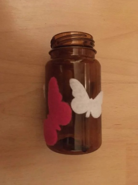 Plastikvase mit Schmetterlingen