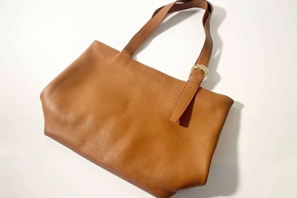 Neuwertige Nina Ricci Leder Handtasche