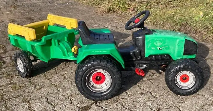 Trettraktor mit Anhänger