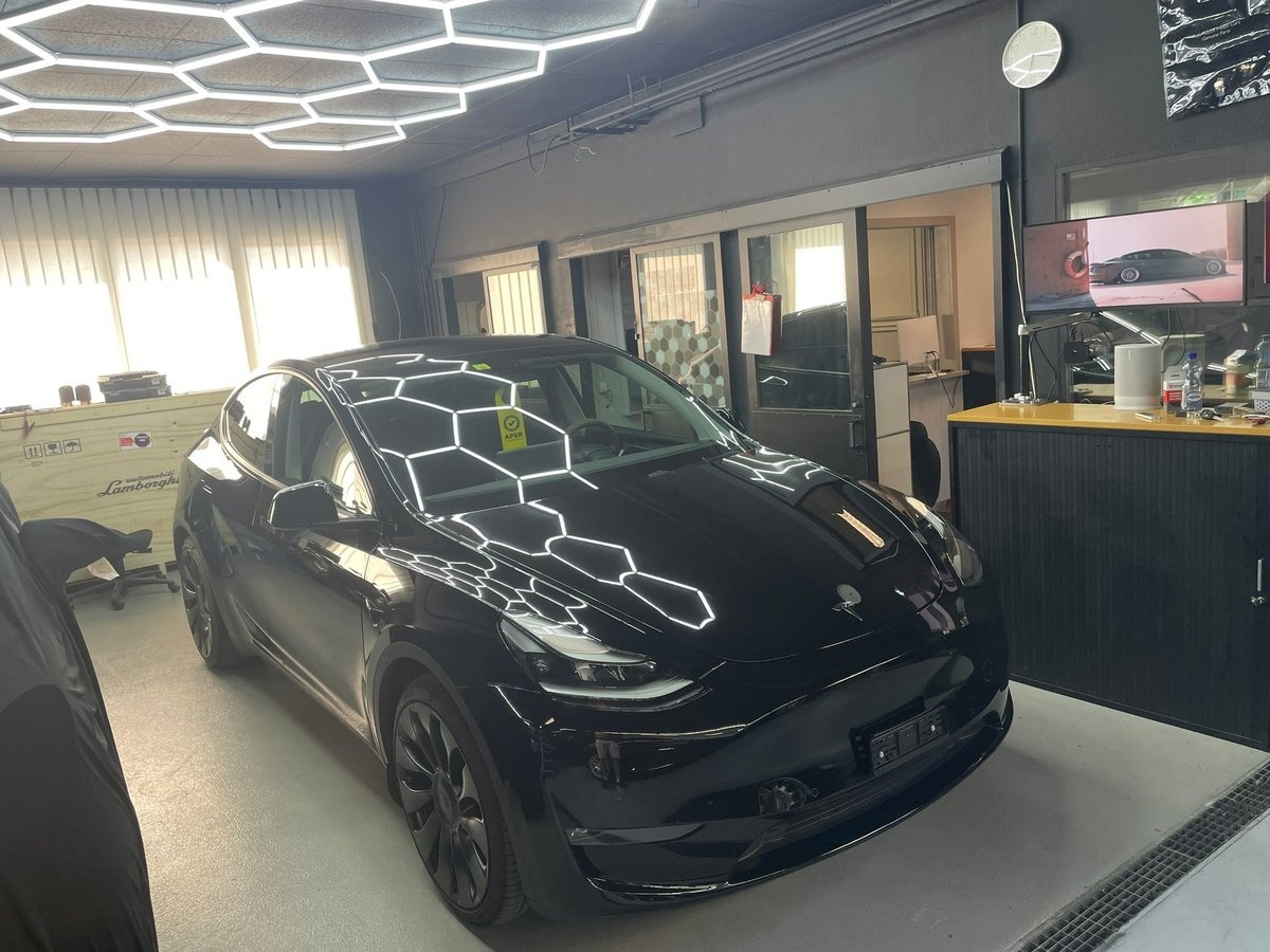 TESLA Model Y Performance D