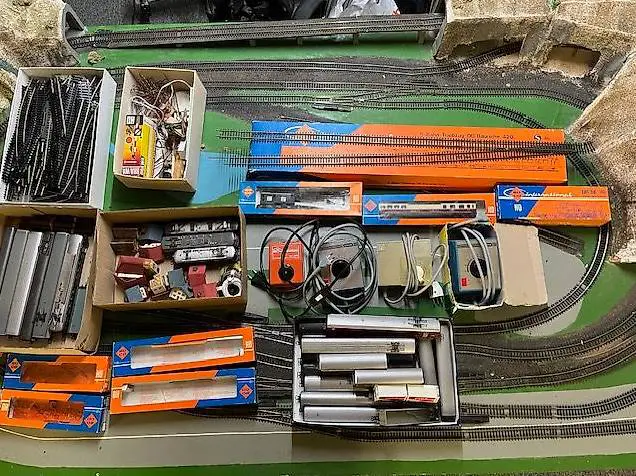 Eisenbahnanlage mit Loks + Wagen + viel Zubehör für Bastler