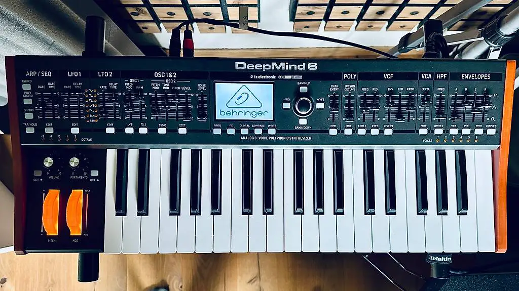 Behringer Deepmind 6 Synthesizer (Garantie bis 02/2028)