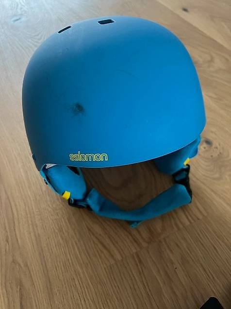 Skihelm und Skihandschuhe Salomon