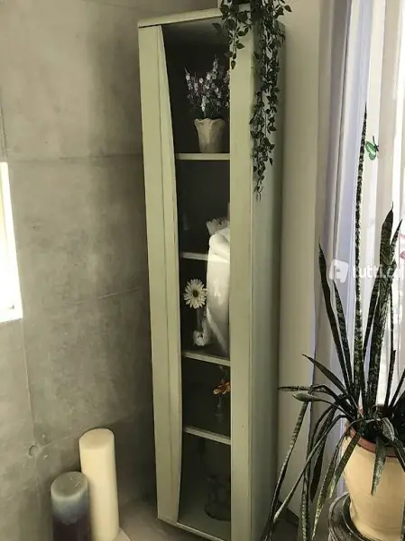 Schlichte Vitrine schmal Holz vintage shabby chic moss green