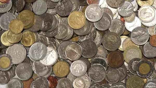 Einige Münzen, ungefähr oder genau 9 Kilogramm