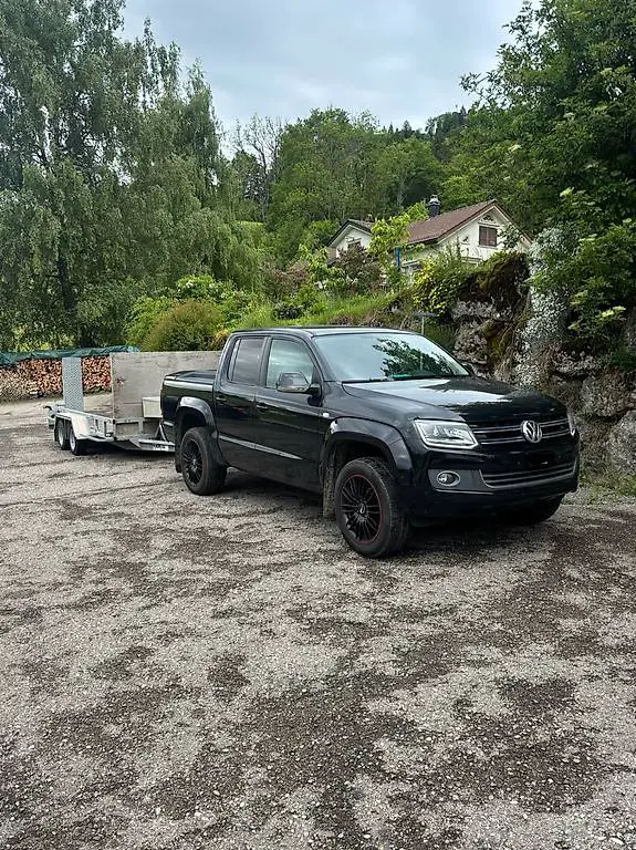 Transporte mit Jeep und Anhänger