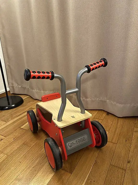 Hape Roter Raser Hape Little Rider Aufsitz-Öko-Spielzeug