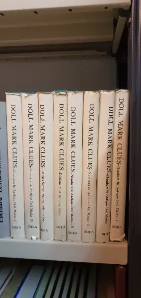8 Bücher "Doll Mark Clues" Antique Doll Marks