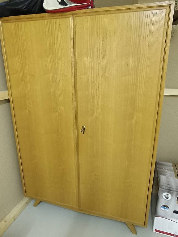 Toller und sehr praktischer Holzschrank