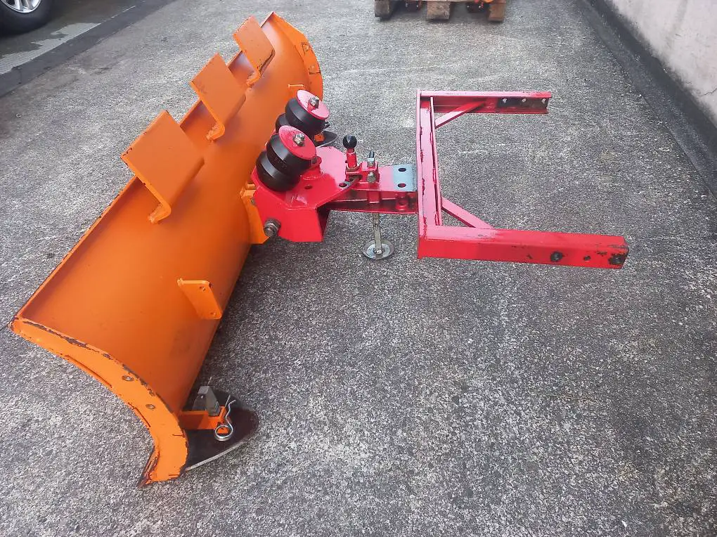 Schneepflug Zaugg G3-150-1, mit spezieller Rahmenaufhängung