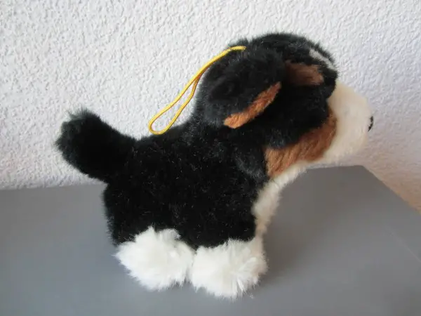  Petite peluche chien (peut être suspendue grâce au cordon)