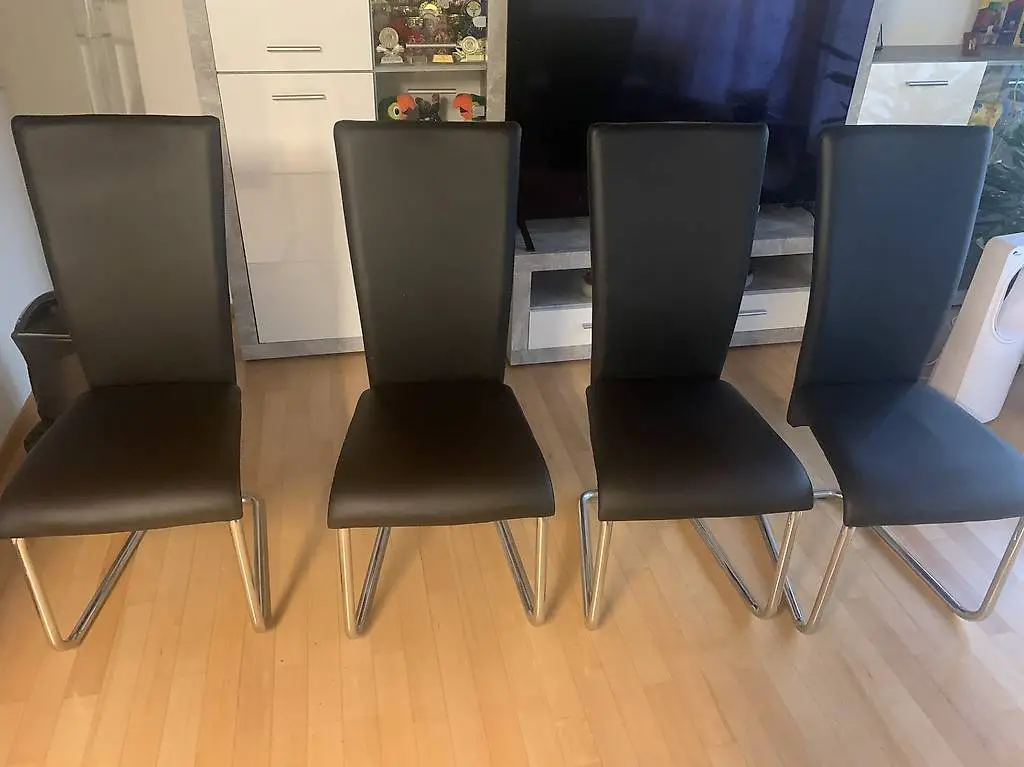 Schwarze Kunstlederstühle mit Metallgestell, 50 CHF/Stk