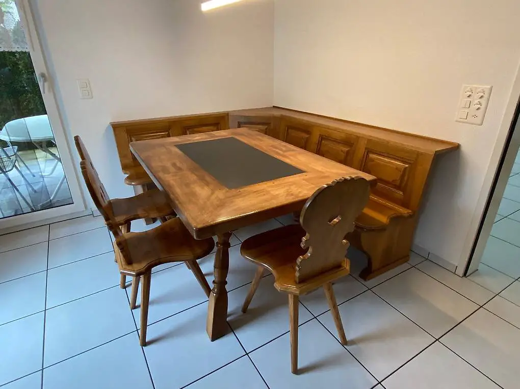 Tisch, Eckbank und Stühle