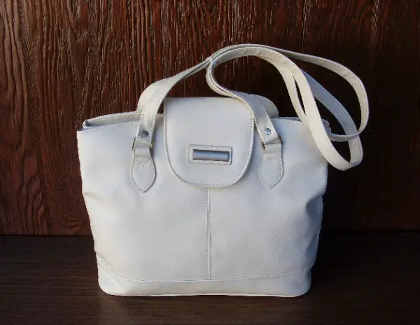 Sac à main de couleur blanc cassé en bandoulière