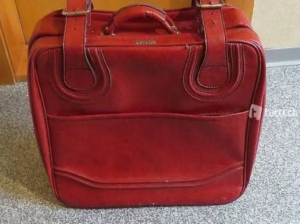 Alter roter Koffer von "Jet Star"