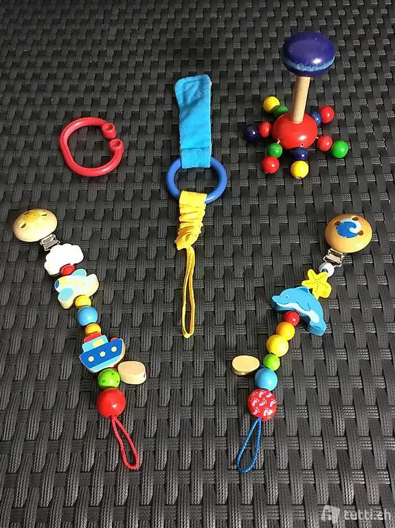2Schnullerketten/ 2Befestigungsringe/ 1Spielrassel