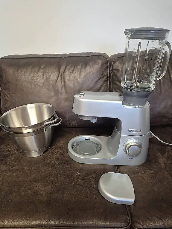 Kenwood Elite Chef mit viel Zubehör 230.-. Wenig gebraucht.