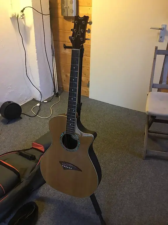 Westerngitarre Dean mit Tonabnehmer in gutem Zustand