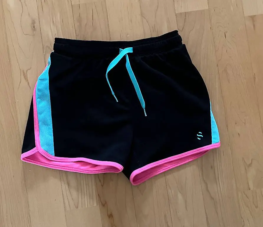 Sportkleidung grösse 110/116 kurze Hose